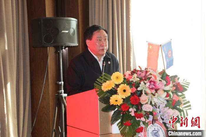 圖為中國非公立醫(yī)療機構協(xié)會常務副會長兼秘書長郝德明致辭?！№n相澤 攝