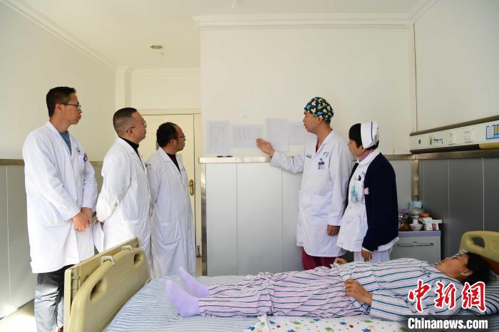 圖為何蔚副主任醫(yī)師(站右二)及團隊術(shù)后對患者的肌肉訓練、蛋白飲食等制定了每半日的康復計劃?！∝暩聛硭?攝