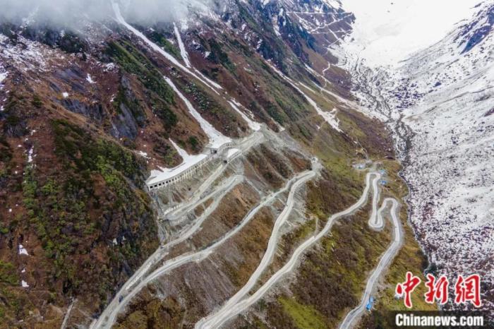 圖為嘎隆拉隧道南段，穿過該隧道后便正式進(jìn)入了墨脫縣范圍。