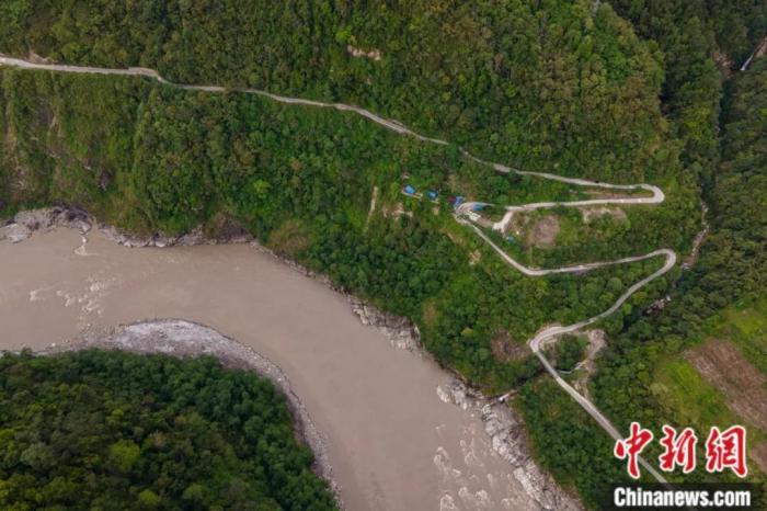 雅魯藏布江一側(cè)的墨脫公路。