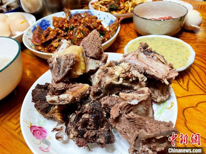 圖為除夕之夜的大餐?！∪轿木?攝