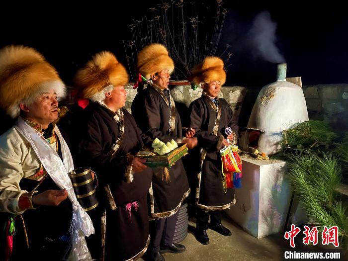 圖為除夕之夜進(jìn)行的驅(qū)鬼儀式。　冉文娟 攝