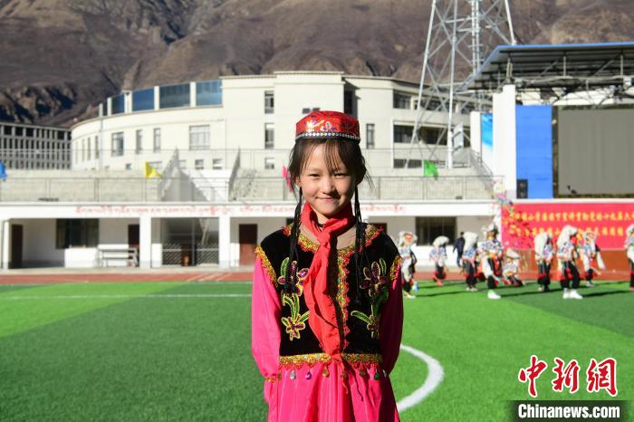 圖為加查縣安繞鎮(zhèn)小學(xué)回族學(xué)生馬萍?！∝暩聛硭?攝