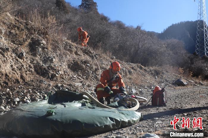 圖為參訓消防指戰(zhàn)員架設蓄水池?！〔际猩窒乐ш牻_縣中隊 攝