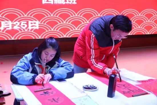 現(xiàn)場書寫春聯(lián)。梁超攝