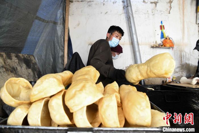 圖為拉薩手藝人制作藏歷新年供品“德卡”?！∝暩聛?lái)松 攝