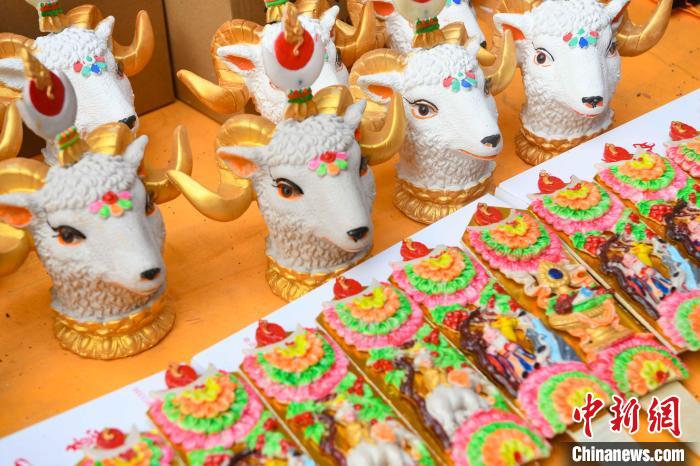 圖為拉薩市場(chǎng)上待售的吉祥羊頭?！∝暩聛?lái)松 攝