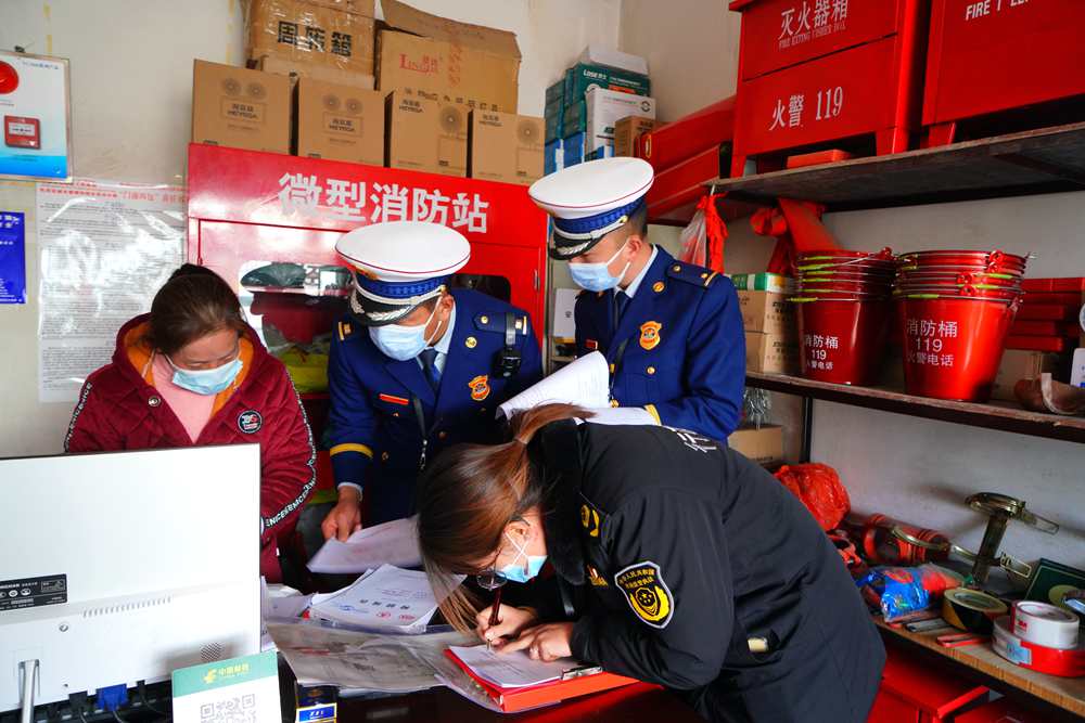 檢查消防器材。圖片由那曲消防提供