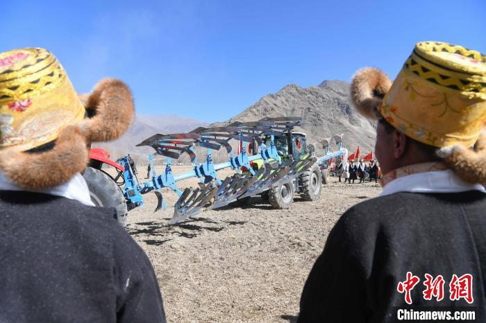 圖為拉薩市曲水縣茶巴朗村春耕儀式現(xiàn)場?！∝暩聛硭?攝