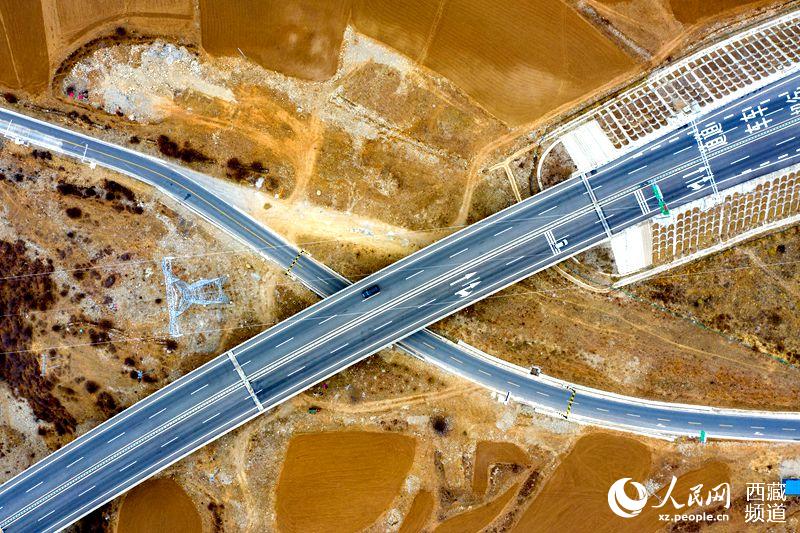 拉林高等級(jí)公路。徐馭堯攝