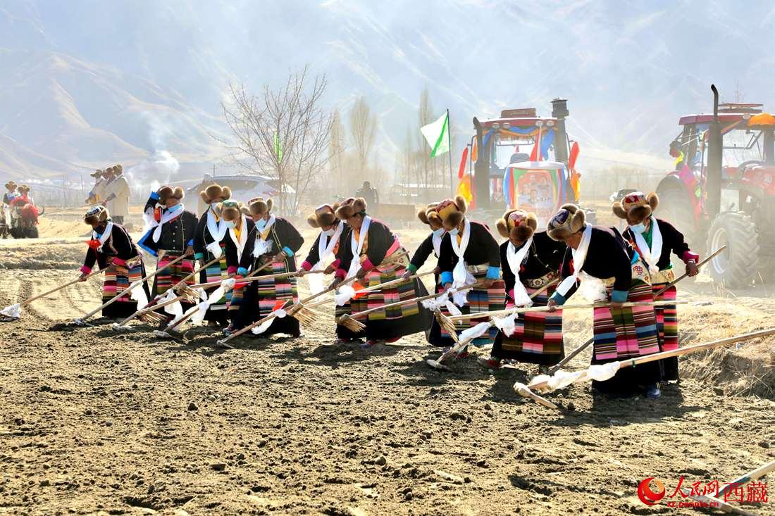 當(dāng)?shù)卮迕裆碇?jié)日盛裝，舉行春耕儀式。人民網(wǎng) 次仁羅布攝