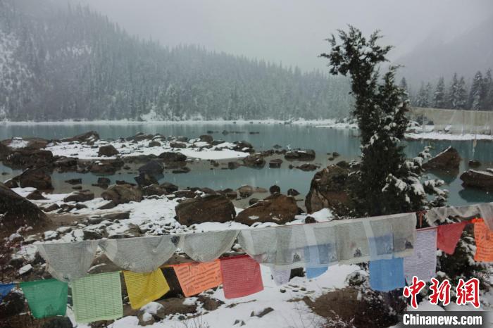 然烏湖春雪飄落?！∪轿木?攝