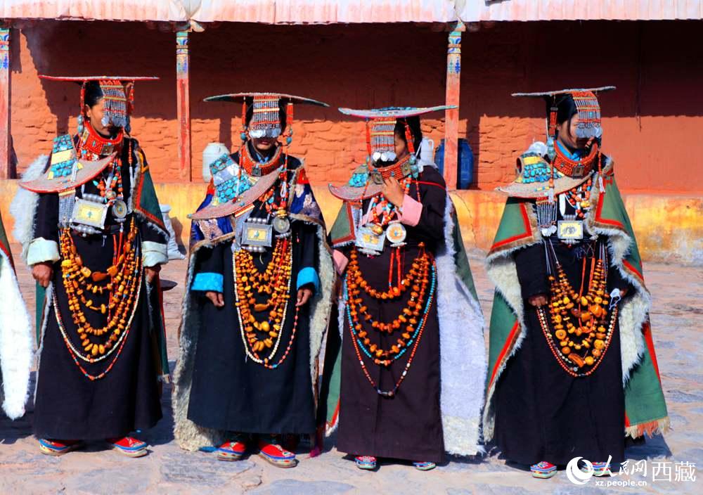 身著特色服飾跳“宣”舞。人民網(wǎng) 李海霞攝