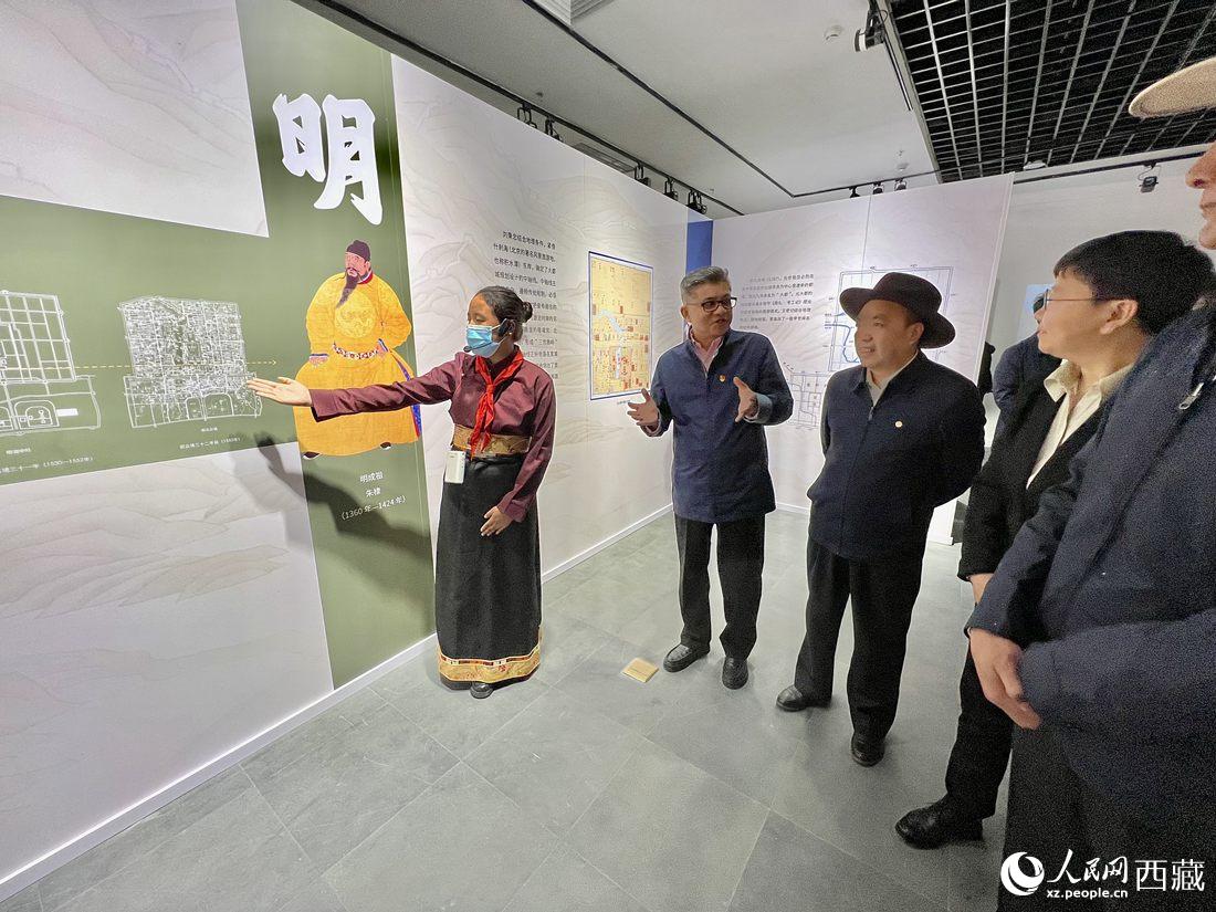 拉薩市北京實(shí)驗(yàn)中學(xué)的學(xué)生講解員進(jìn)行講解。人民網(wǎng) 次仁羅布攝