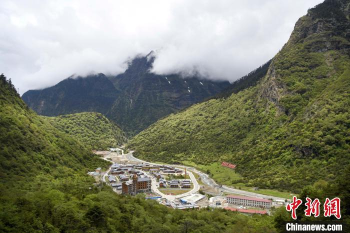 位于山間的玉麥鄉(xiāng)。