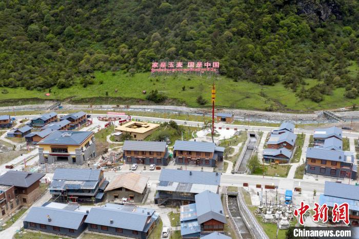 “家是玉麥 國是中國”的大字豎立在玉麥鄉(xiāng)旁的山腳上。　楊華峰 攝