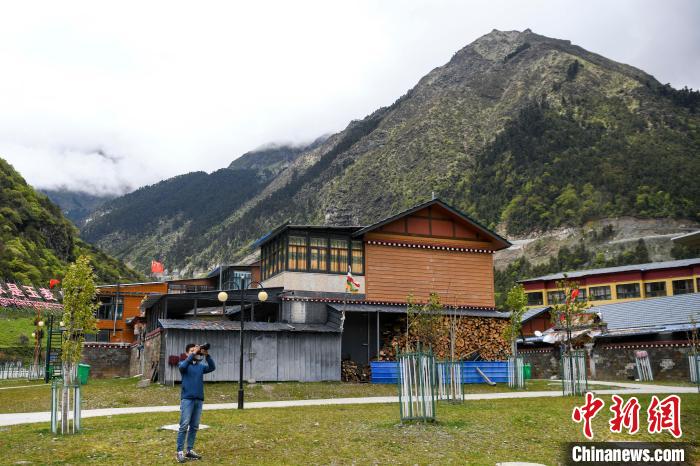 一位攝影愛好者在玉麥鄉(xiāng)拍攝?！钊A峰 攝