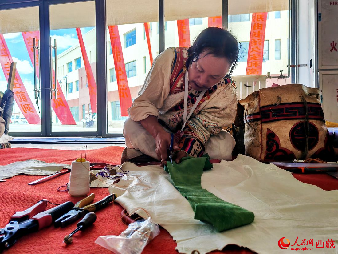 曾經(jīng)的放牛娃學(xué)得一身好手藝。人民網(wǎng) 李海霞攝