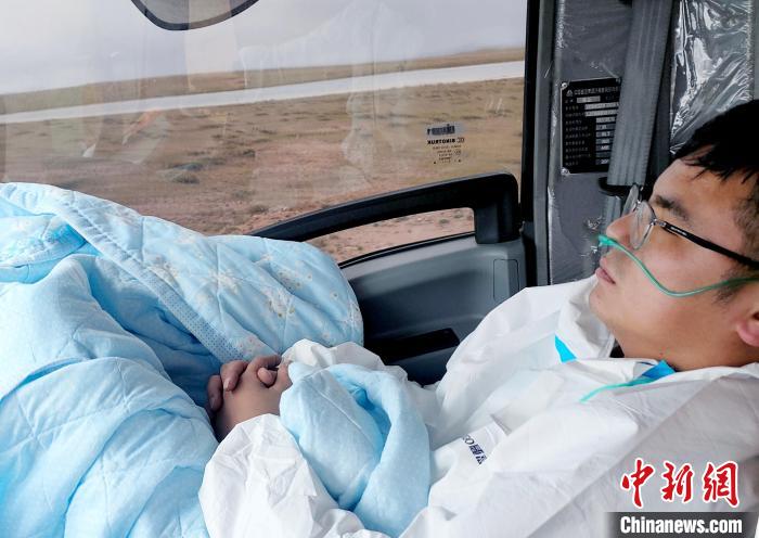 從咸陽開始到拉薩，閆光宇和朋友吃住均不離車?！∴嵟?攝