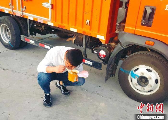 由于沿路疫情原因，閆光宇和朋友只能在服務區(qū)簡餐?！∴嵟?攝