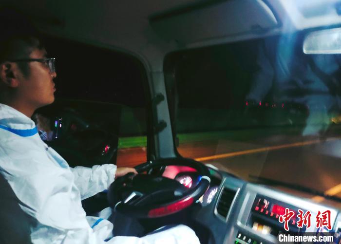 星夜疾馳，只為讓防疫物資早日抵達西藏。　鄭朋 攝