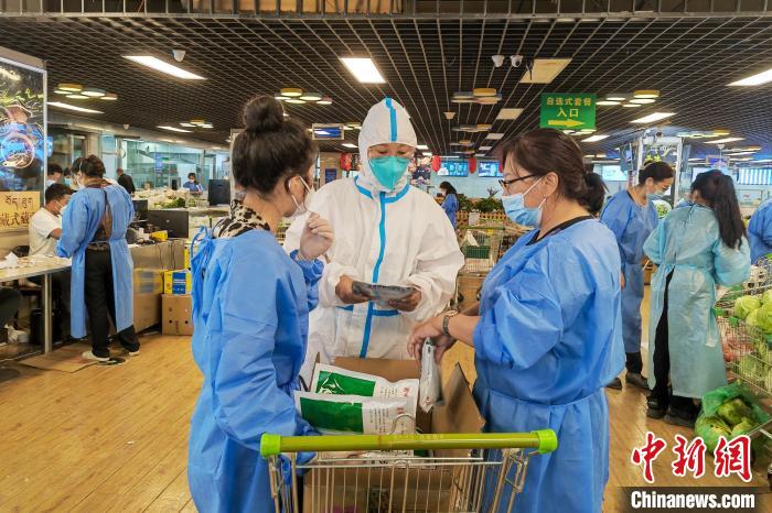 圖為疫情期間，西藏格拉丹東超市調(diào)配物資，保障市場供應(yīng)?！∈茉L者供圖