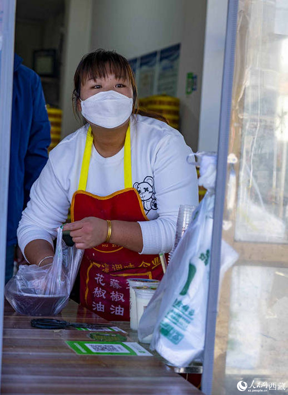 包子店老板正在為顧客打包早餐。人民網(wǎng) 次仁羅布攝