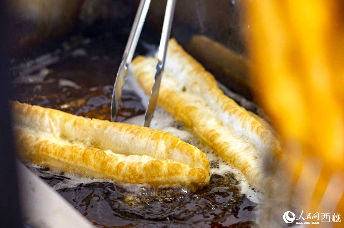 熱氣騰騰的油條。人民網(wǎng) 次仁羅布攝