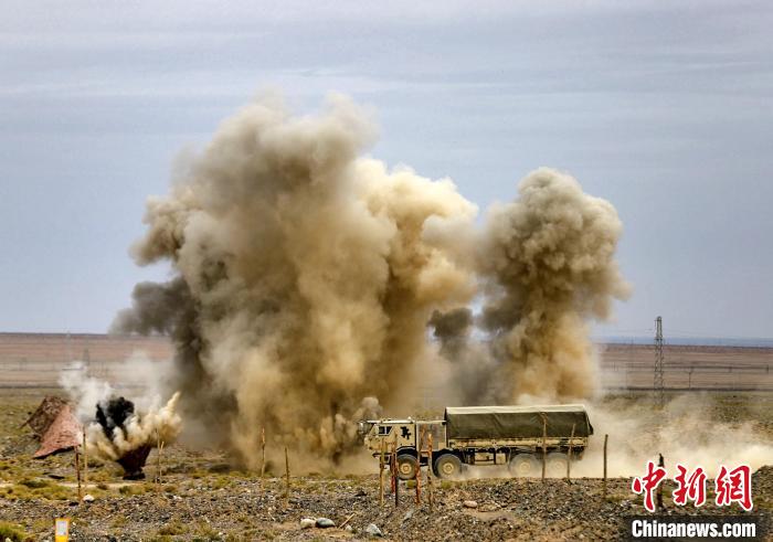 圖為模擬運(yùn)輸分隊(duì)通過炮火路段?！?王先鋒 攝