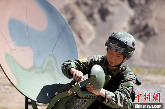 圖為官兵進(jìn)行衛(wèi)星通訊架設(shè)?！?鄒寧寧 攝