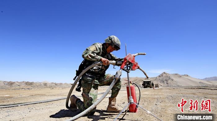 圖為官兵為群車加油?！?胡吉容 攝