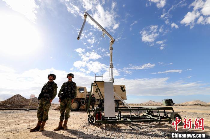 圖為野戰(zhàn)油庫開設(shè)?！?唐 堯 攝