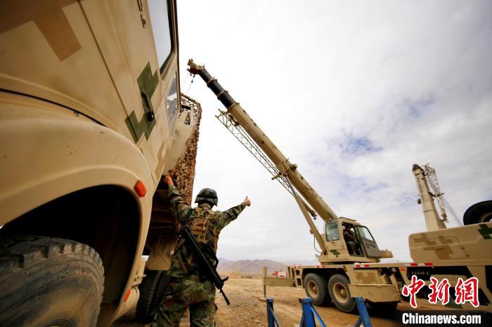圖為野戰(zhàn)車輛搶修環(huán)節(jié)。　 祁漢智 攝