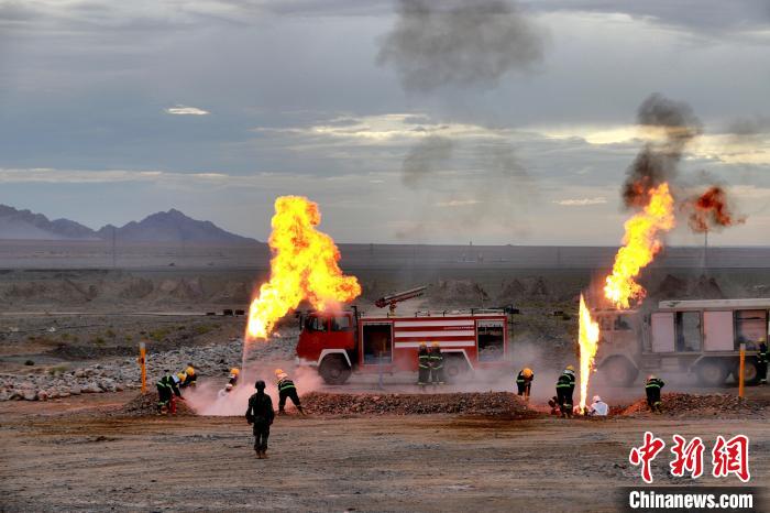圖為野戰(zhàn)管線搶修。　 鄒寧寧 攝
