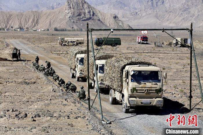 圖為野戰(zhàn)管線鋪設(shè)?！〕套颖?攝