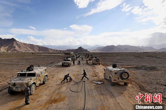 圖為群車加油科目演練現(xiàn)場(chǎng)?！?祁漢智 攝