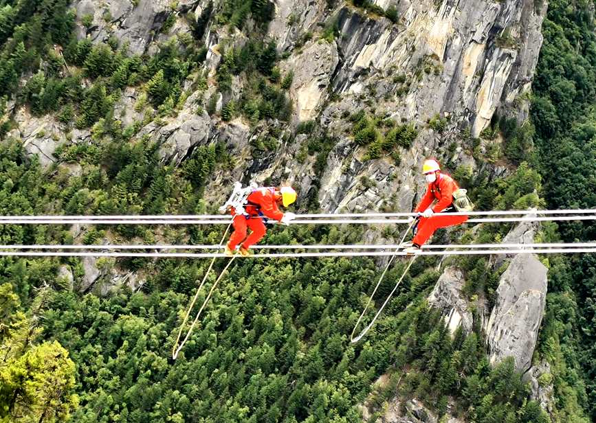 9月15日，電力檢修人員開(kāi)展左波線米堆冰川段導(dǎo)線扭絞處理走線作業(yè)。旦尼攝