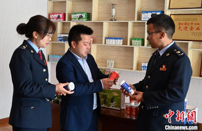 圖為林芝稅務(wù)部門(mén)上門(mén)了解企業(yè)情況，并宣講稅收政策。資料圖 趙朗 攝