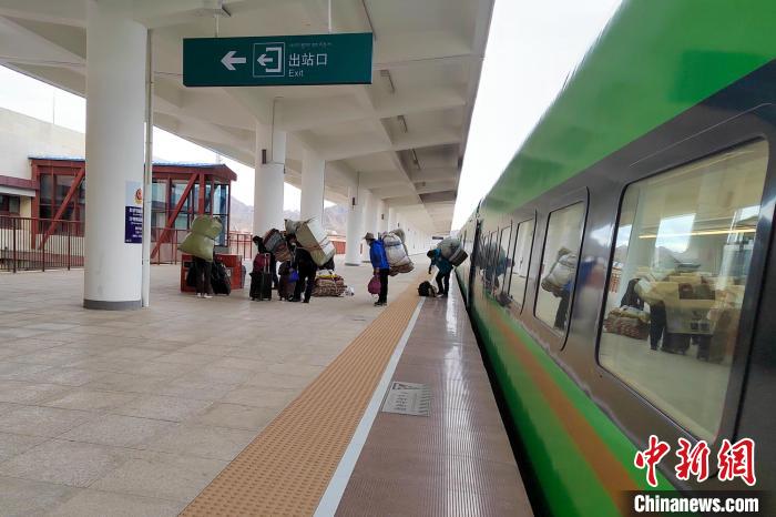 乘客乘復(fù)工專列抵達(dá)日喀則?！±_車務(wù)段 供圖