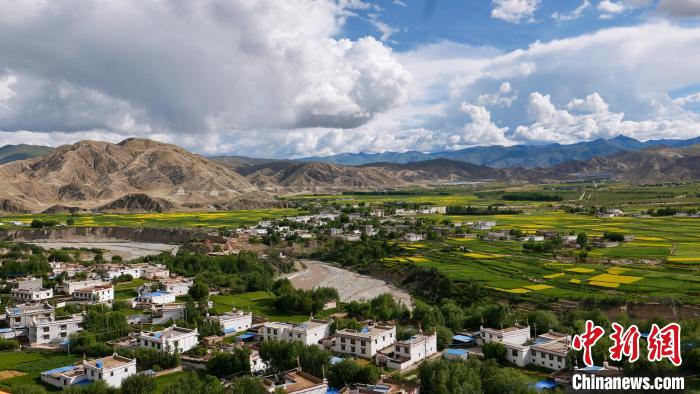 圖為依地形而建的西藏拉薩市尼木縣村居?！≈x牧 攝