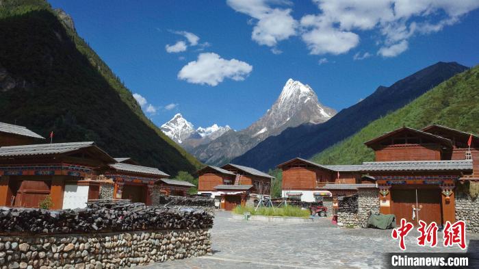圖為西藏林芝市工布江達縣錯高古村?！≈x牧 攝
