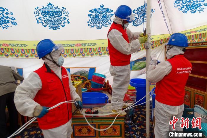 圖為西藏類烏齊縣供電部門為臨時(shí)隔離點(diǎn)50頂帳篷進(jìn)行用電接入?！÷逅傻侵?攝