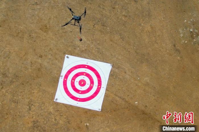 圖為消防員利用無(wú)人機(jī)空投滅火彈?！钣例?攝