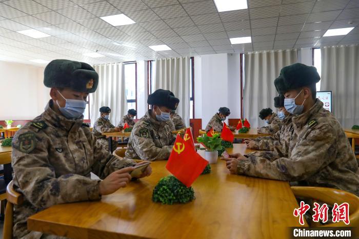 圖為阿里軍分區(qū)某邊防團組織官兵通過手機收聽收看二十大開幕盛況?！詵|供圖