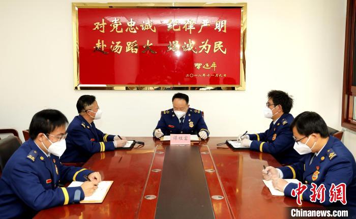 圖為西藏森林消防總隊在二十大開幕會結(jié)束后組織學習討論?！∥鞑厣窒揽傟牴﹫D