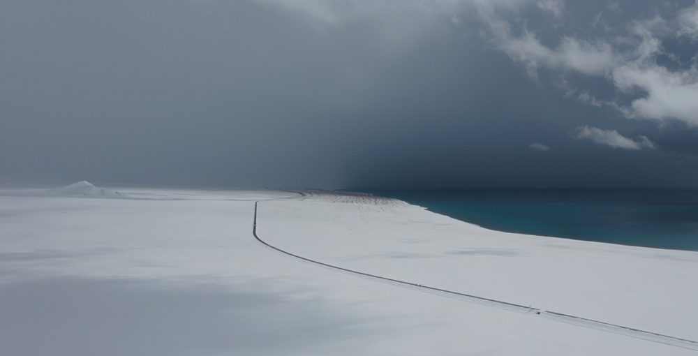 西藏阿里地區(qū)改則縣迎來初雪，銀裝素裹，美如畫卷。
