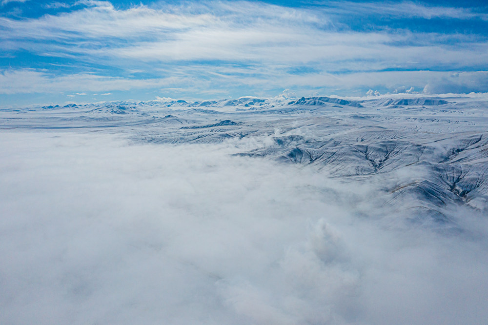 西藏阿里地區(qū)改則縣迎來初雪，銀裝素裹，美如畫卷。