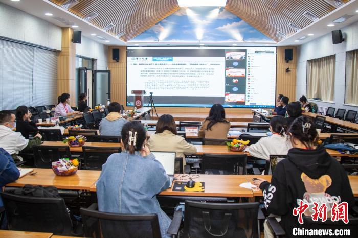 圖為論壇會(huì)議現(xiàn)場?！⊥瑬|放 攝