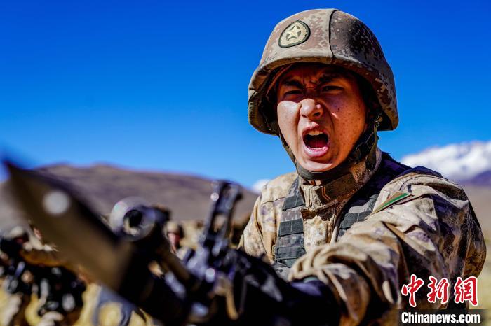 官兵正在進(jìn)行刺殺操訓(xùn)練?！∥鞑厣侥宪姺謪^(qū)某團(tuán)供圖