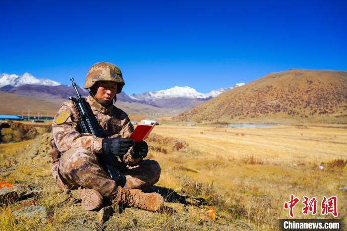 戰(zhàn)士正在品讀該團(tuán)制作下發(fā)的二十大報(bào)告內(nèi)容匯編“口袋書(shū)” ?！∥鞑厣侥宪姺謪^(qū)某團(tuán)供圖